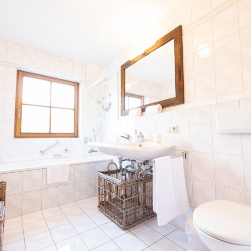 Badezimmer mit einer Dusch- Badewanne in Ferienwohnung in Garmisch-Partenkirchen