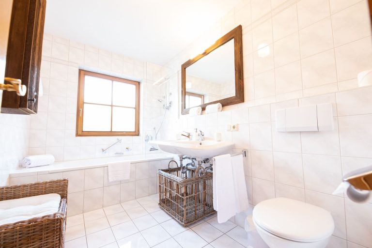 Badezimmer mit einer Dusch- Badewanne in Ferienwohnung in Garmisch-Partenkirchen