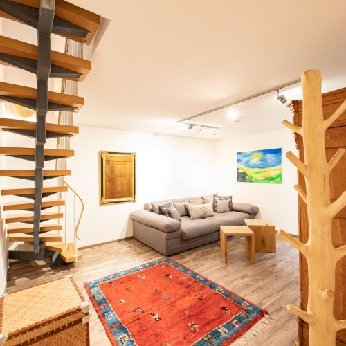 Wohnbereich mit einer Treppe in Ferienwohnung in Garmisch-Partenkirchen