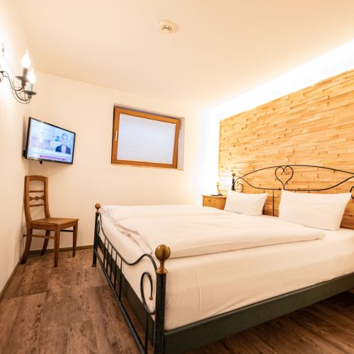 Schlafzimmer mit einem großen Bett in Ferienwohnung in Garmisch-Partenkirchen