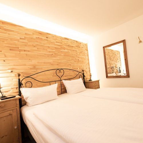 Bett mit schwarzem Kopfteil in Ferienwohnung in Garmisch-Partenkirchen