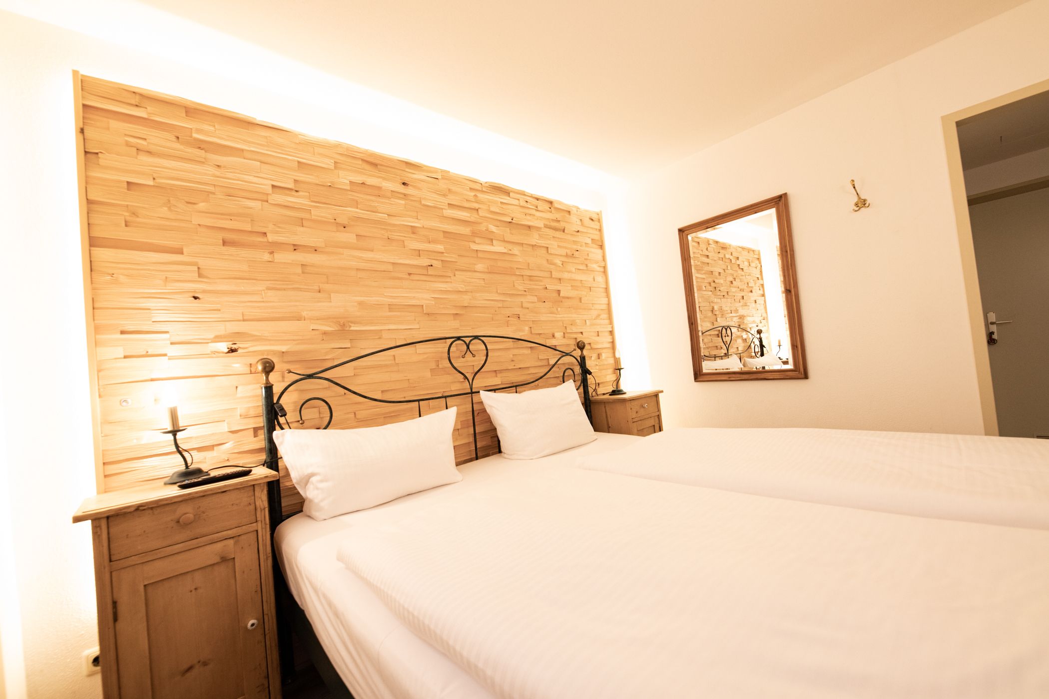 Bett mit schwarzem Kopfteil in Ferienwohnung in Garmisch-Partenkirchen