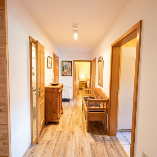 Flur mit einer Bank in Ferienwohnung in Garmisch-Partenkirchen