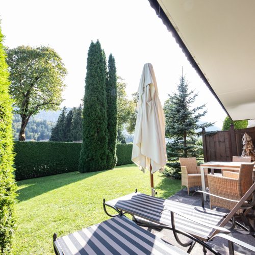 Außenbereich mit Liegen in Ferienwohnung in Garmisch-Partenkirchen