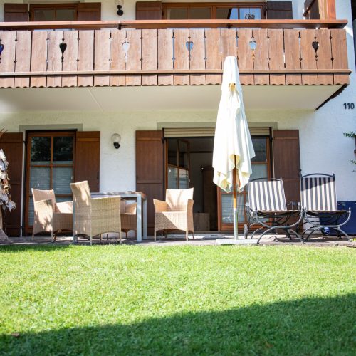 Außenbereich mit Sitzmöglichkeiten in Ferienwohnung in Garmisch-Partenkirchen