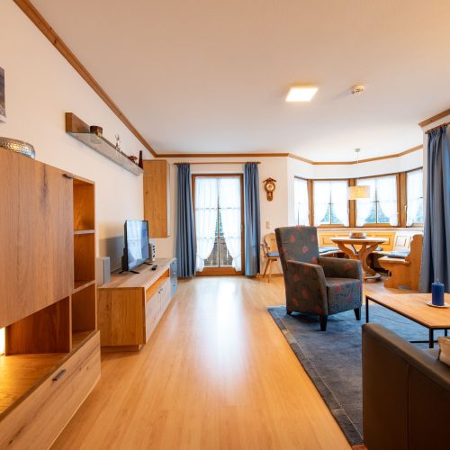 Wohnbereich mit Regalen in Ferienwohnung in Garmisch-Partenkirchen