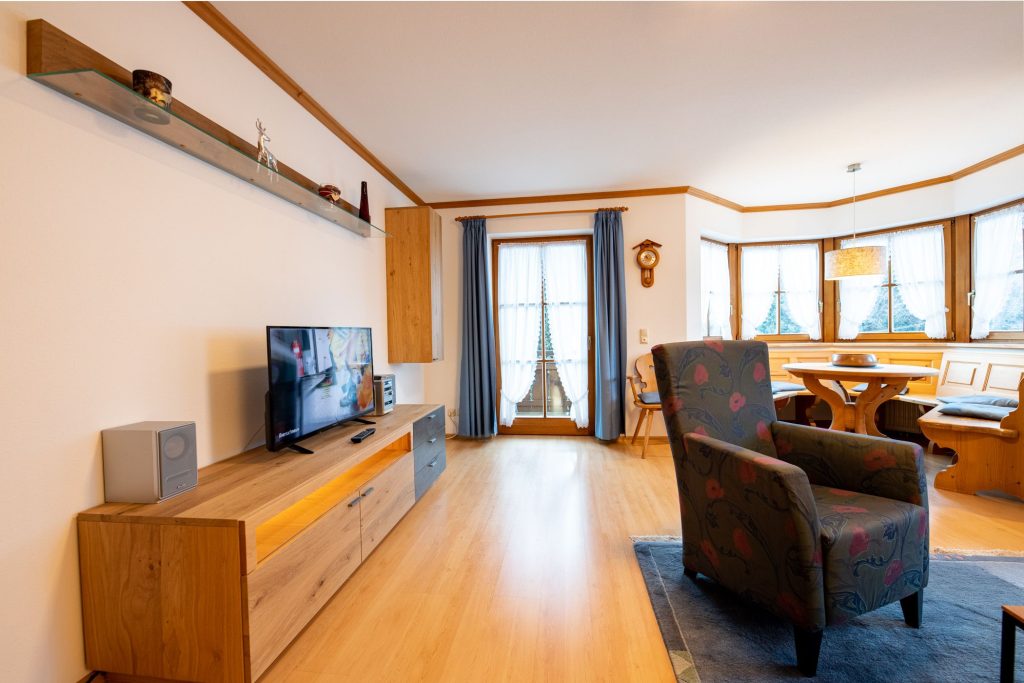 offener Essbereich mit vielen Fenstern  in Ferienwohnung in Garmisch-Partenkirchen