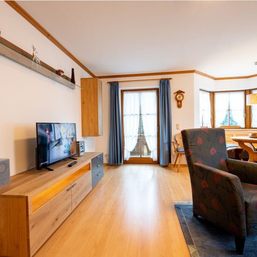 offener Essbereich mit vielen Fenstern in Ferienwohnung in Garmisch-Partenkirchen