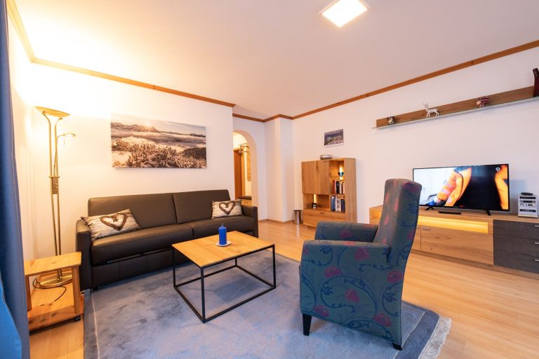 Wohnzimmer mit weißen Wänden  in Ferienwohnung in Garmisch-Partenkirchen