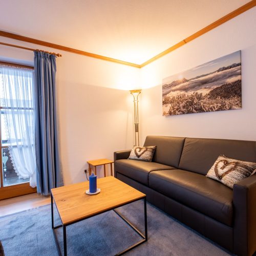 Sitzecke mit einem Tisch in Ferienwohnung in Garmisch-Partenkirchen