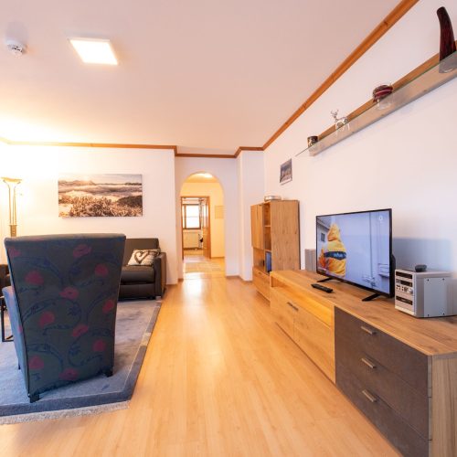 Wohnbereich mit einem Radio in Ferienwohnung in Garmisch-Partenkirchen