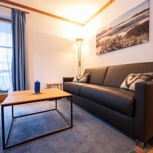 Couchtisch mit einer Kerze in Ferienwohnung in Garmisch-Partenkirchen