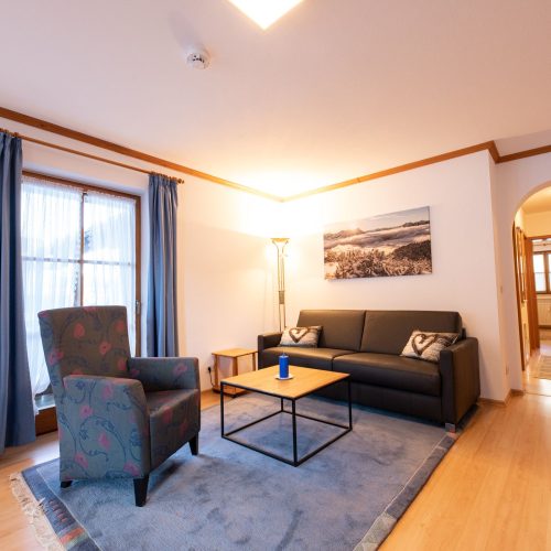 Wohnzimmer mit einem großen Bild in Ferienwohnung in Garmisch-Partenkirchen