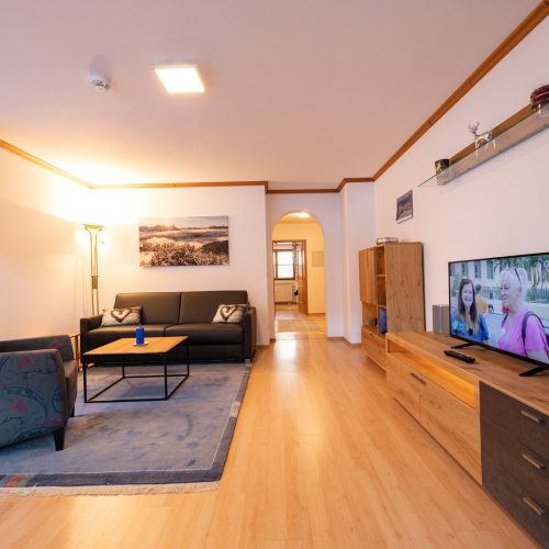Wohnbereich mit einem Fernseher in Ferienwohnung in Garmisch-Partenkirchen