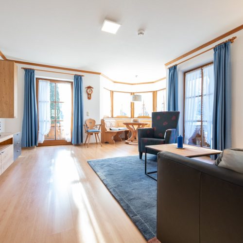 Wohnzimmer mit einem großen Teppich in Ferienwohnung in Garmisch-Partenkirchen