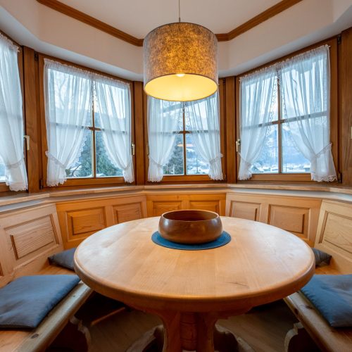 Essbereich mit einer großen Lampe in Ferienwohnung in Garmisch-Partenkirchen