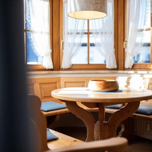 eine runde Sitzbank mit Kissen in Ferienwohnung in Garmisch-Partenkirchen