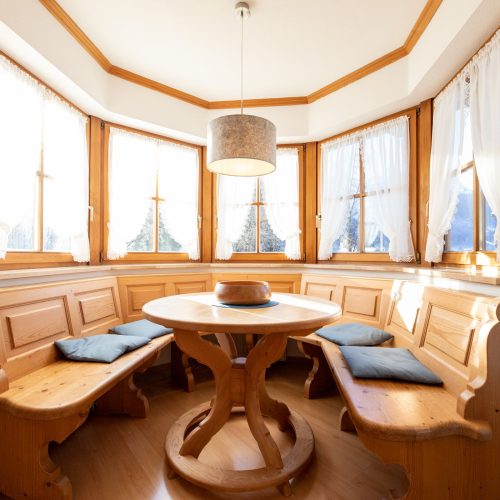 Esszimmer mit einem runden Tisch in Ferienwohnung in Garmisch-Partenkirchen