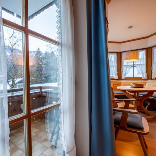 Ausblick aus dem Wohnbereich in Ferienwohnung in Garmisch-Partenkirchen