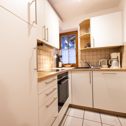 Küche in weiß in Ferienwohnung in Garmisch-Partenkirchen