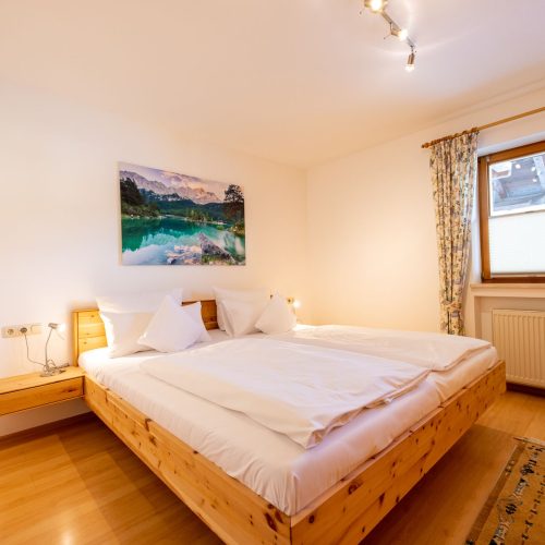 Schlafzimmer mit zwei Fenstern in Ferienwohnung in Garmisch-Partenkirchen