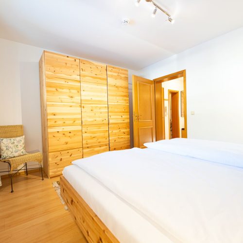 Schlafbereich mit einem großen Kleiderschrank in Ferienwohnung in Garmisch-Partenkirchen