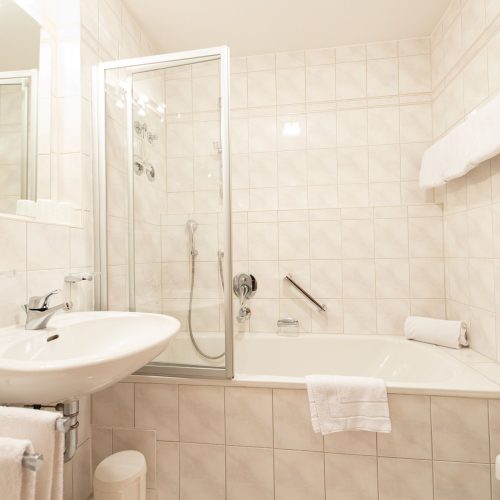 Badezimmer mit Fliesen in Ferienwohnung in Garmisch-Partenkirchen