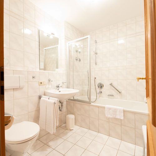 weiß gefliestes Badezimmer in Ferienwohnung in Garmisch-Partenkirchen