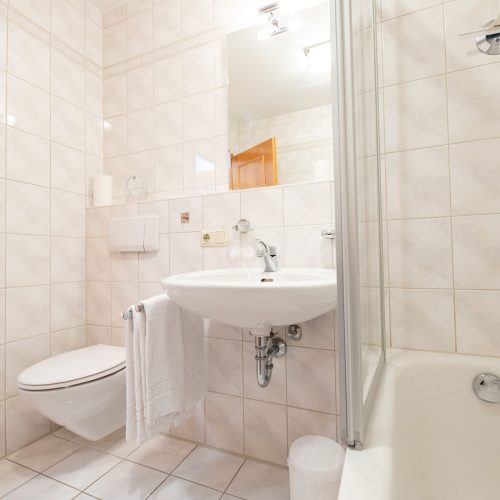weißes Badezimmer in Ferienwohnung in Garmisch-Partenkirchen