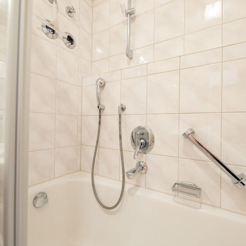 Dusch-Badewanne in Ferienwohnung in Garmisch-Partenkirchen