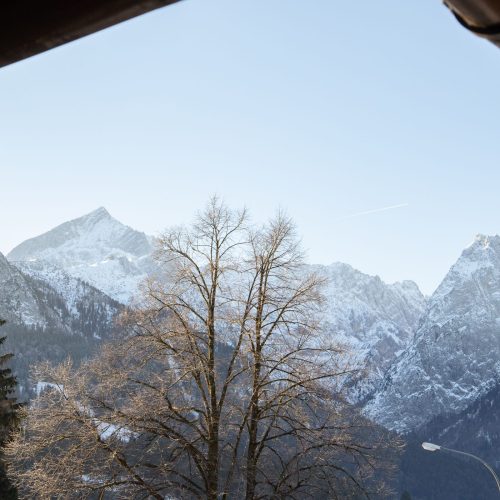 Aussicht auf die zugeschneiten Berge in Ferienwohnung in Garmisch-Partenkirchen