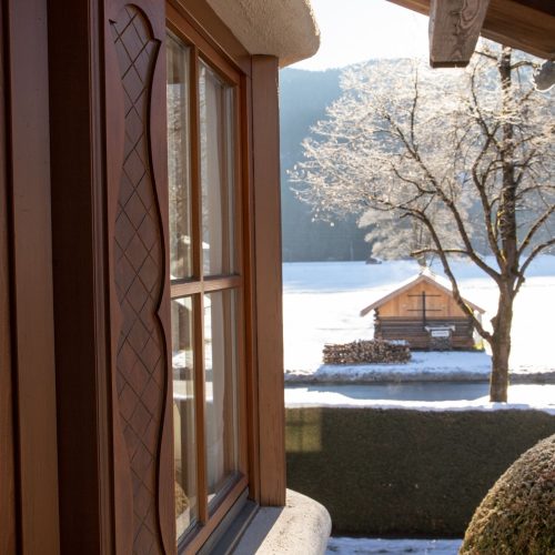 Ausblick auf ein Feld im Schnee in Ferienwohnung in Garmisch-Partenkirchen