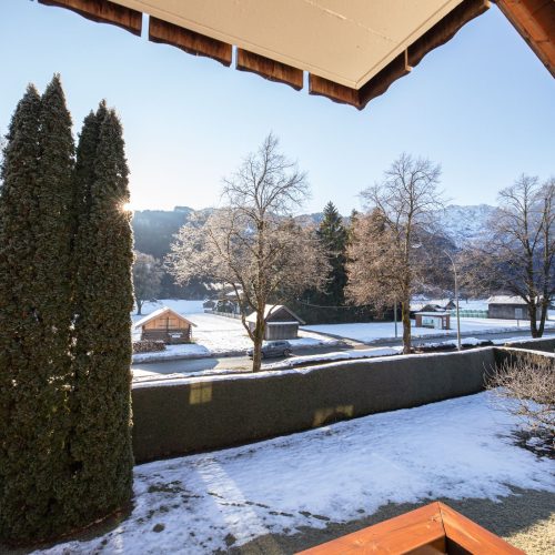 Balkon-Aussicht mit Schnee in Ferienwohnung in Garmisch-Partenkirchen