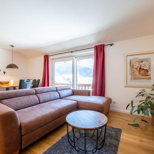 Essbereich mit einem Großen Blumen Bild in Ferienwohnung in Garmisch-Partenkirchen