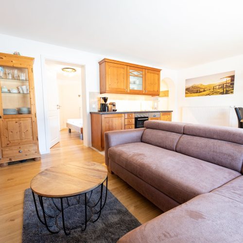 offener Wohnbereich mit einem großen Sofa in Ferienwohnung in Garmisch-Partenkirchen