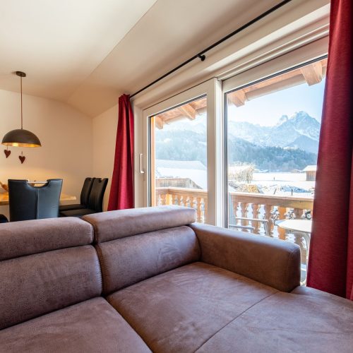 Große Fenster mit einem schönen Ausblick in Ferienwohnung in Garmisch-Partenkirchen