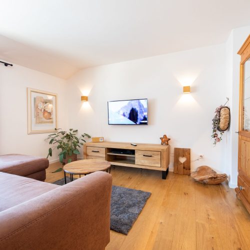 Wohnzimmer mit Vitrine in Ferienwohnung in Garmisch-Partenkirchen