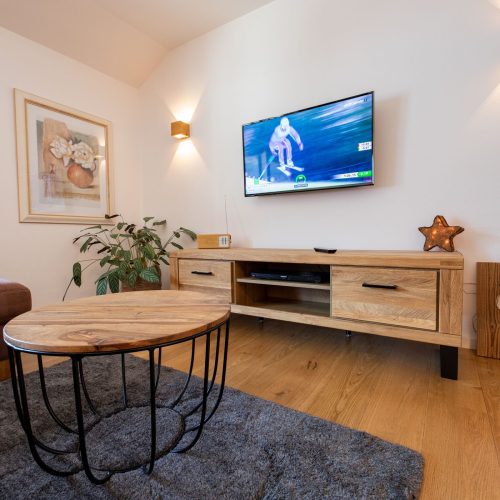 Wohnbereich mit einem kleinen Tisch in Ferienwohnung in Garmisch-Partenkirchen