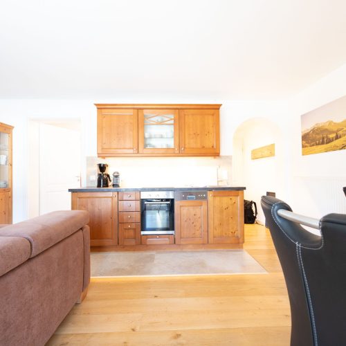 offener Wohnbereich mit Teppich in Ferienwohnung in Garmisch-Partenkirchen