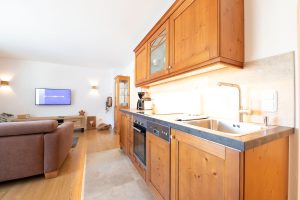 Küchenzeile mit Spüle in Ferienwohnung in Garmisch-Partenkirchen