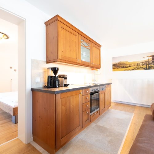 offene Küche in braun in Ferienwohnung in Garmisch-Partenkirchen