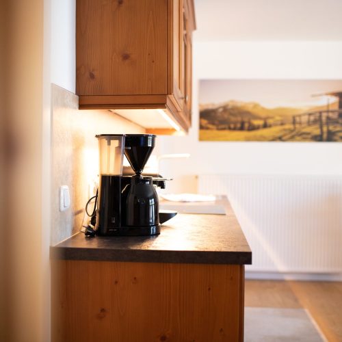 Küchenbereich mit Kaffeemaschine in Ferienwohnung in Garmisch-Partenkirchen