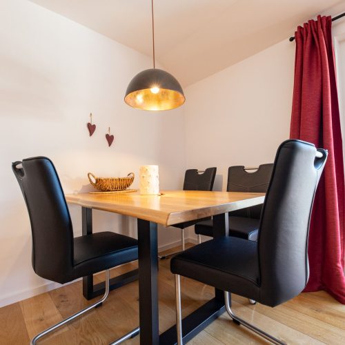 Essbereich mit schwarzen Stühlen in Ferienwohnung in Garmisch-Partenkirchen