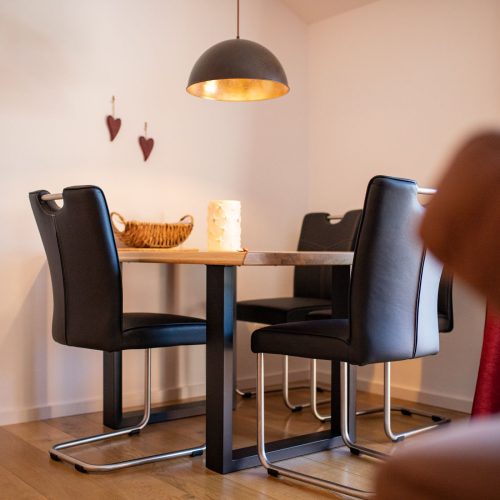 Essbereich mit einem Esstisch in Ferienwohnung in Garmisch-Partenkirchen