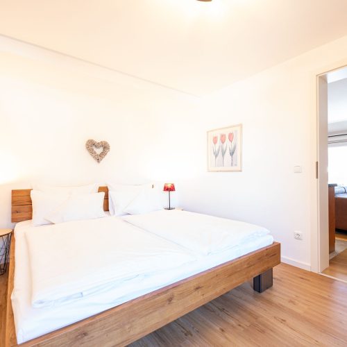 Schlafzimmer mit Blick in das Wohnzimmer in Ferienwohnung in Garmisch-Partenkirchen