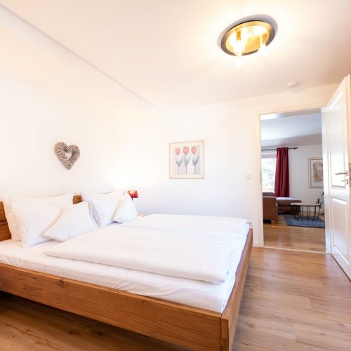 Schlafzimmer mit einem Doppelbett in Ferienwohnung in Garmisch-Partenkirchen