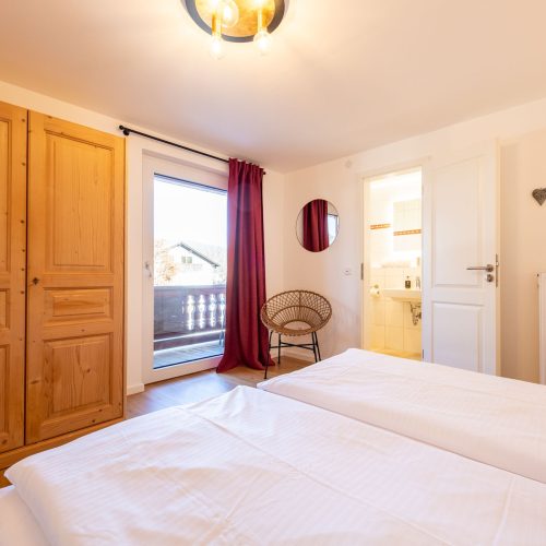 Schlafzimmer mit Kleiderschrank in Ferienwohnung in Garmisch-Partenkirchen