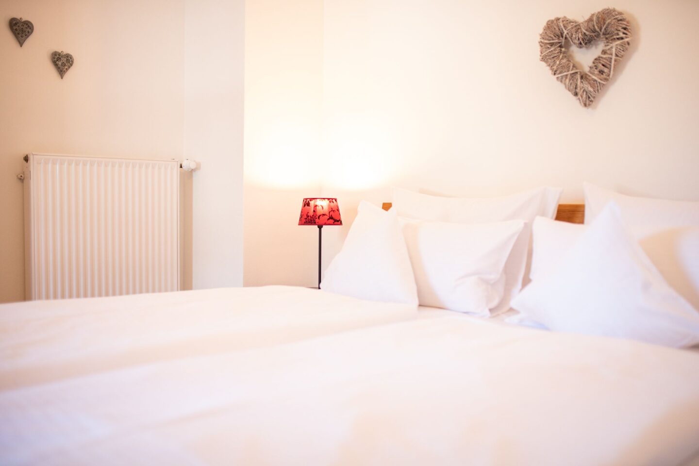 Schlafzimmer mit Herz über dem Bett in Ferienwohnung in Garmisch-Partenkirchen