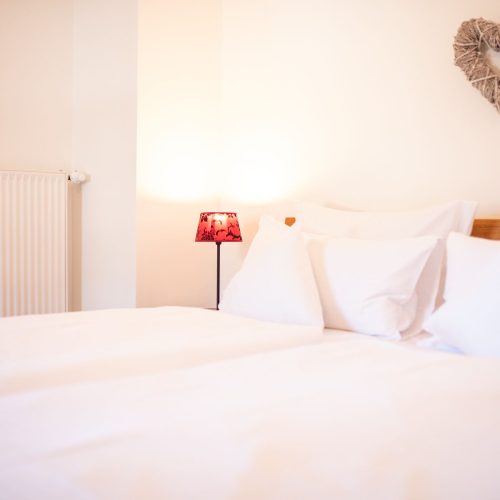 Schlafzimmer mit Herz über dem Bett in Ferienwohnung in Garmisch-Partenkirchen