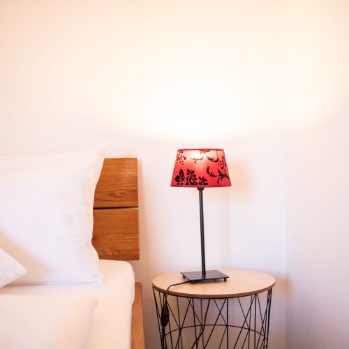 rote Lampe im Schlafzimmer in Ferienwohnung in Garmisch-Partenkirchen
